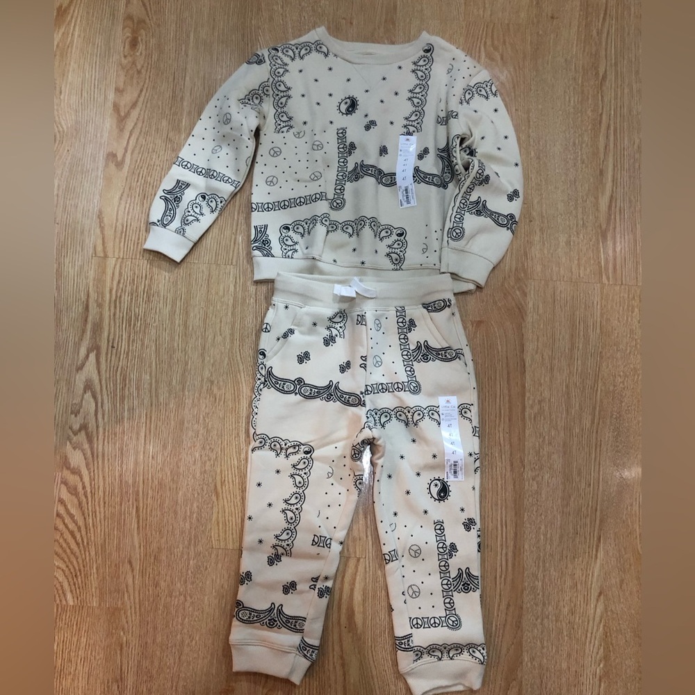 NWT: pants & sweatshirt set (4T)